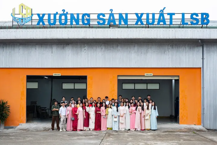 Tập thể LSB trước nhà xưởng sản xuất