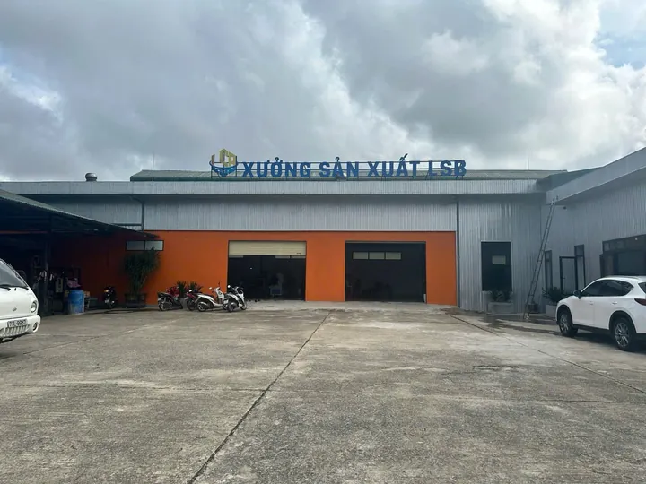 Mặt trước nhà xưởng sản xuất LSB